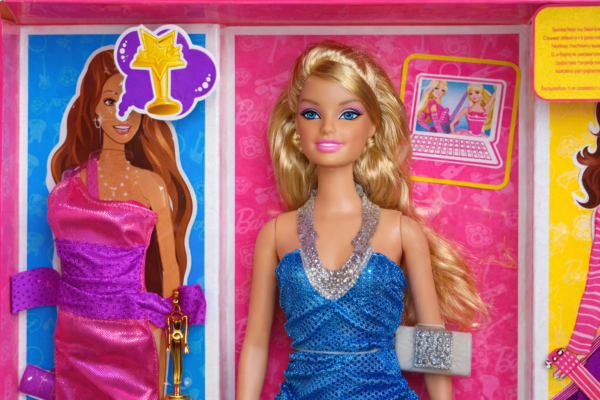 Barbie Yo Puedo ser con 4 atuendos profesionales: bailarina, estrella de rock, modelo y estrella de cine