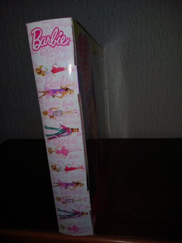 Barbie Yo Puedo ser con 4 atuendos profesionales: bailarina, estrella de rock, modelo y estrella de cine