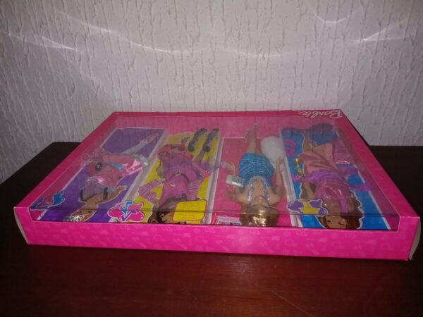Barbie Yo Puedo ser con 4 atuendos profesionales: bailarina, estrella de rock, modelo y estrella de cine
